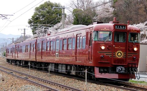 Shinano Railway Rokumon train